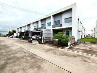 Casa adosada en venta de 3 habitaciones en Bang Khun Thian, Bangkok