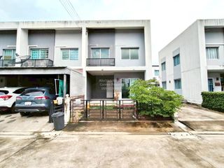 Casa adosada en venta de 3 habitaciones en Bang Khun Thian, Bangkok