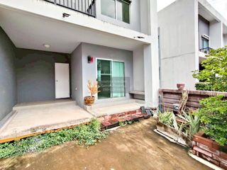 Casa adosada en venta de 3 habitaciones en Bang Khun Thian, Bangkok