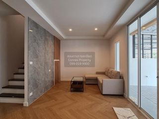 Casa adosada en venta de 4 habitaciones en Khlong Sam Wa, Bangkok