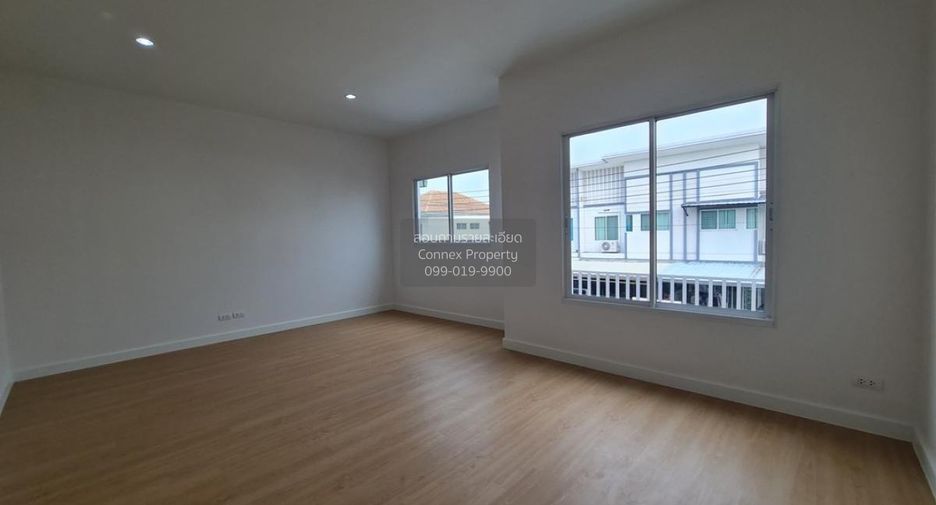 Casa adosada en venta de 4 habitaciones en Khlong Sam Wa, Bangkok