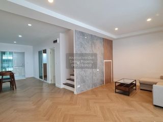 Casa adosada en venta de 4 habitaciones en Khlong Sam Wa, Bangkok