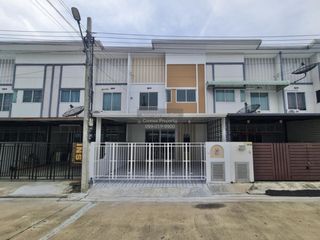 Casa adosada en venta de 4 habitaciones en Khlong Sam Wa, Bangkok
