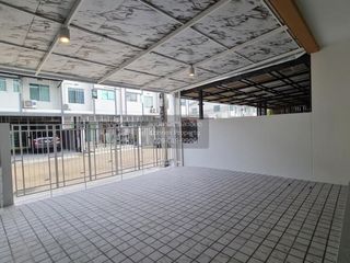 Casa adosada en venta de 4 habitaciones en Khlong Sam Wa, Bangkok