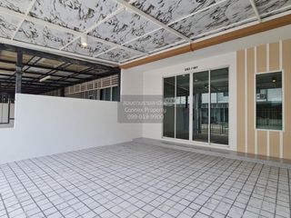 Casa adosada en venta de 4 habitaciones en Khlong Sam Wa, Bangkok