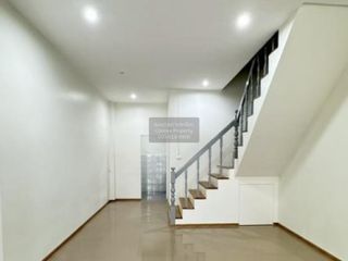 Casa adosada en venta de 2 habitaciones en Khlong Sam Wa, Bangkok