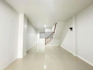 Casa adosada en venta de 2 habitaciones en Khlong Sam Wa, Bangkok