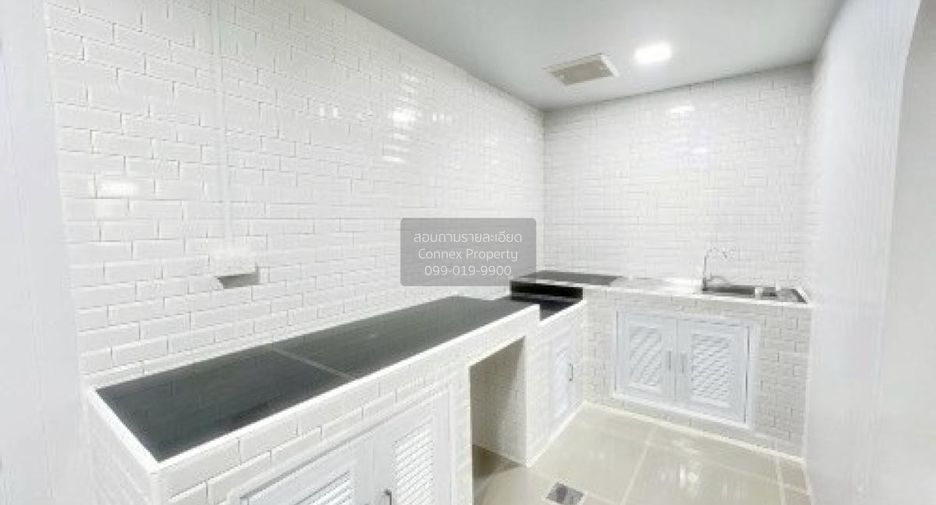 For sale 3 bedrooms townhouse in Khlong Luang, Pathum Thani