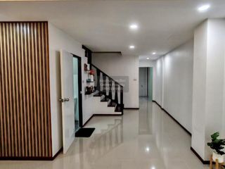 Casa adosada en venta de 3 habitaciones en Thanyaburi, Pathum Thani
