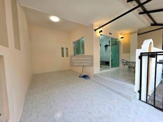 Casa adosada en venta de 3 habitaciones en Phra Samut Chedi, Samut Prakan