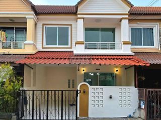 Casa adosada en venta de 3 habitaciones en Phra Samut Chedi, Samut Prakan