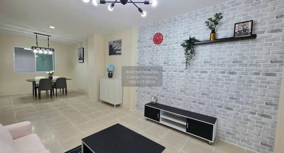 Casa adosada en venta de 3 habitaciones en Phra Samut Chedi, Samut Prakan