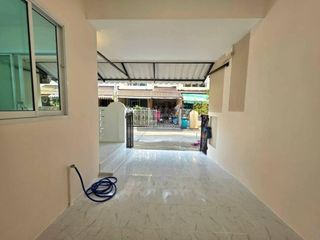 Casa adosada en venta de 3 habitaciones en Phra Samut Chedi, Samut Prakan