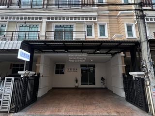 Casa adosada en venta de 5 habitaciones en Mueang Nonthaburi, Nonthaburi