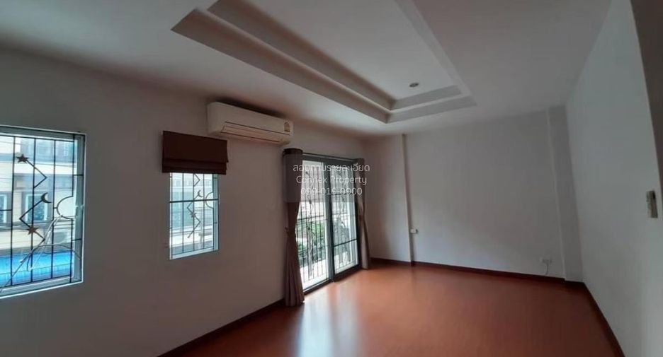 Casa adosada en venta de 5 habitaciones en Mueang Nonthaburi, Nonthaburi