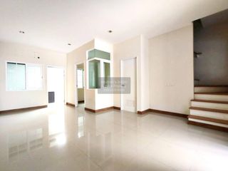 À vendre 4 chambres maison de ville à Prawet, Bangkok