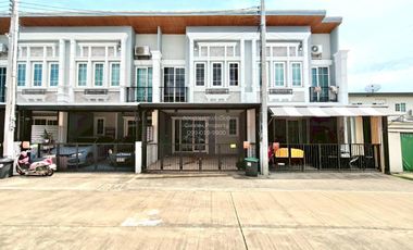 À vendre 4 chambres maison de ville à Prawet, Bangkok