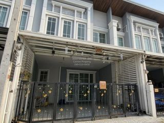 À vendre 4 chambres maison de ville à Prawet, Bangkok