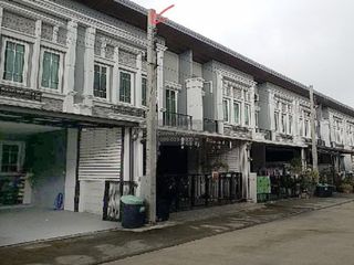 À vendre 4 chambres maison de ville à Prawet, Bangkok