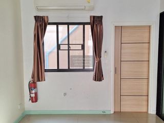 À vendre 4 chambres maison de ville à Saphan Sung, Bangkok