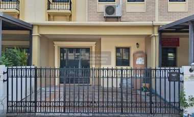 À vendre 4 chambres maison de ville à Saphan Sung, Bangkok
