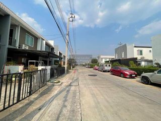 出售 4 卧室 联排别墅 在 Sai Noi, Nonthaburi