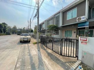 出售 4 卧室 联排别墅 在 Sai Noi, Nonthaburi