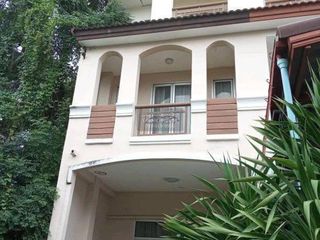 À vendre 4 chambres maison de ville à Prawet, Bangkok