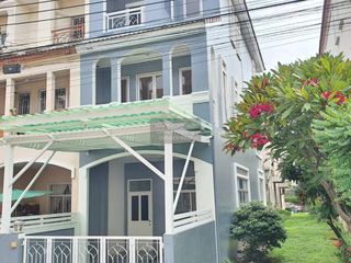À vendre 4 chambres maison de ville à Prawet, Bangkok