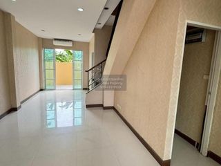 Casa adosada en venta de 3 habitaciones en Bang Bon, Bangkok
