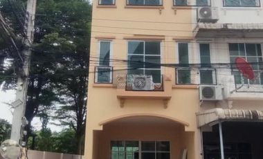 Casa adosada en venta de 3 habitaciones en Bang Bon, Bangkok