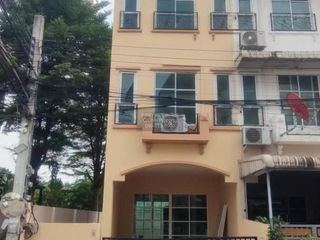 Casa adosada en venta de 3 habitaciones en Bang Bon, Bangkok