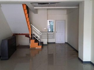 À vendre 3 chambres maison de ville à Si Racha, Chonburi