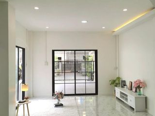 Casa adosada en venta de 3 habitaciones en Khlong Sam Wa, Bangkok