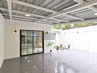 Casa adosada en venta de 3 habitaciones en Khlong Sam Wa, Bangkok