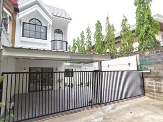 Casa adosada en venta de 3 habitaciones en Khlong Sam Wa, Bangkok
