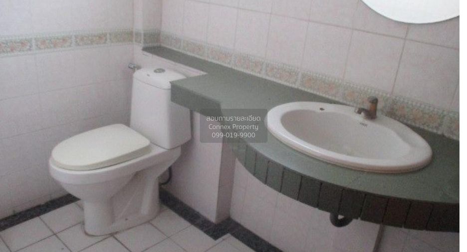 For sale 4 bedrooms retail Space in Saphan Sung, Bangkok