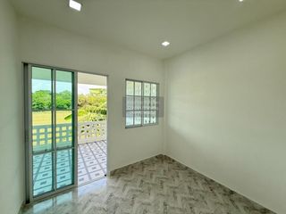 Casa adosada en venta de 3 habitaciones en Nong Chok, Bangkok