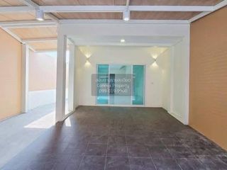 Casa adosada en venta de 3 habitaciones en Bang Bon, Bangkok