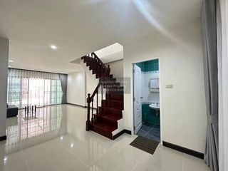 Casa adosada en venta de 2 habitaciones en Nong Chok, Bangkok