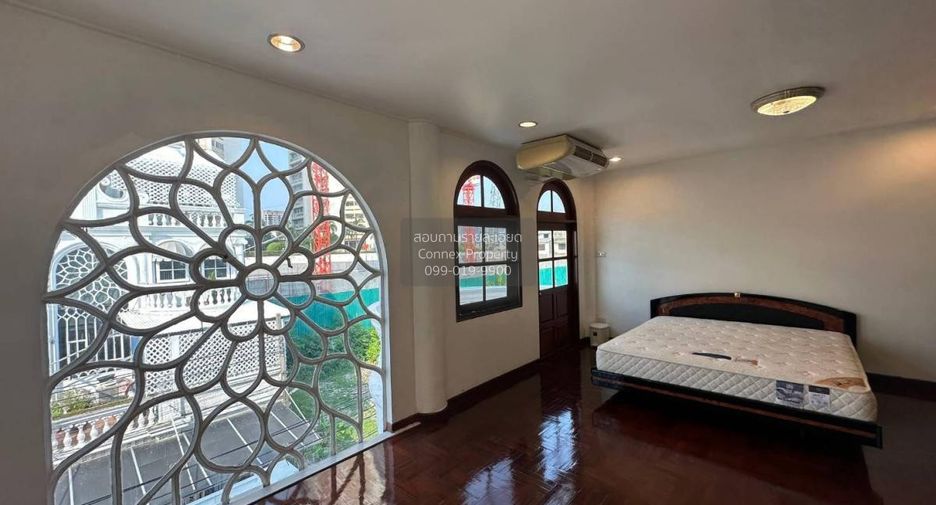 Casa adosada en venta de 5 habitaciones en Watthana, Bangkok