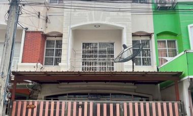 À vendre 4 chambres maison de ville à Bueng Kum, Bangkok