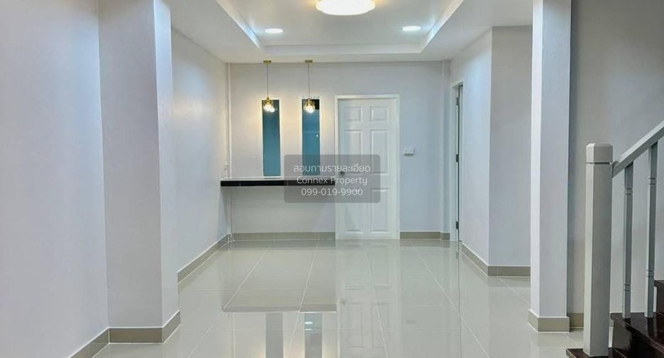 出售 4 卧室 联排别墅 在 Sai Noi, Nonthaburi