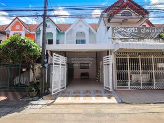 À vendre 2 chambres maison de ville à Khlong Sam Wa, Bangkok