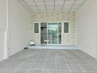 Casa adosada en venta de 2 habitaciones en Phra Samut Chedi, Samut Prakan
