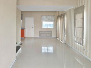 Casa adosada en venta de 3 habitaciones en Bang Sao Thong, Samut Prakan