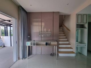 À vendre 4 chambres maison de ville à Lat Krabang, Bangkok