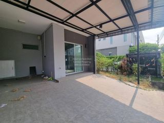 À vendre 4 chambres maison de ville à Lat Krabang, Bangkok