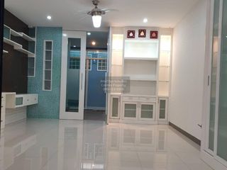 Casa adosada en venta de 4 habitaciones en Watthana, Bangkok