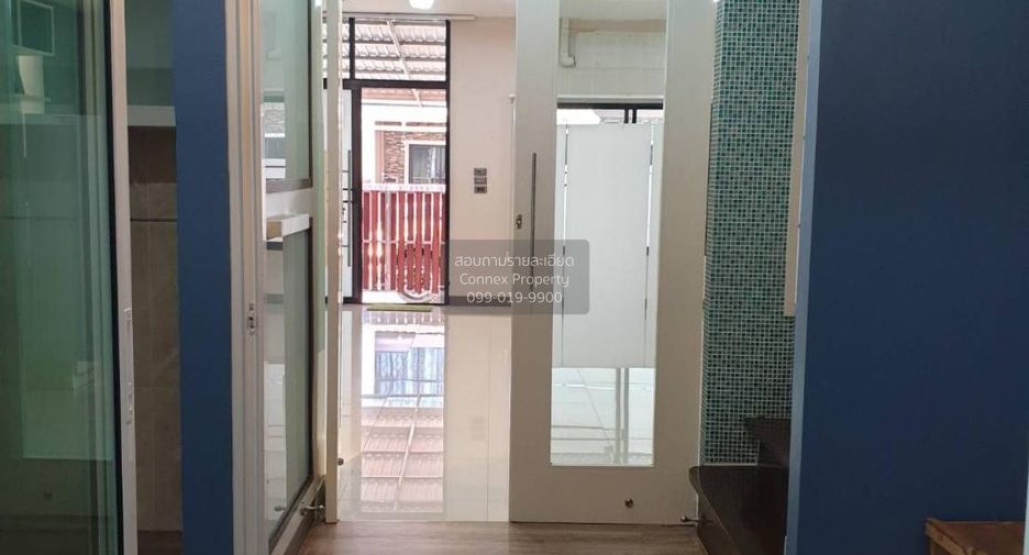 Casa adosada en venta de 4 habitaciones en Watthana, Bangkok